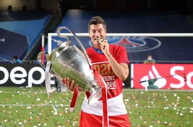 关于莱万多夫斯基回归赛场，关键助攻首场状态亮眼，DWG观众沸腾！的信息九游娱乐